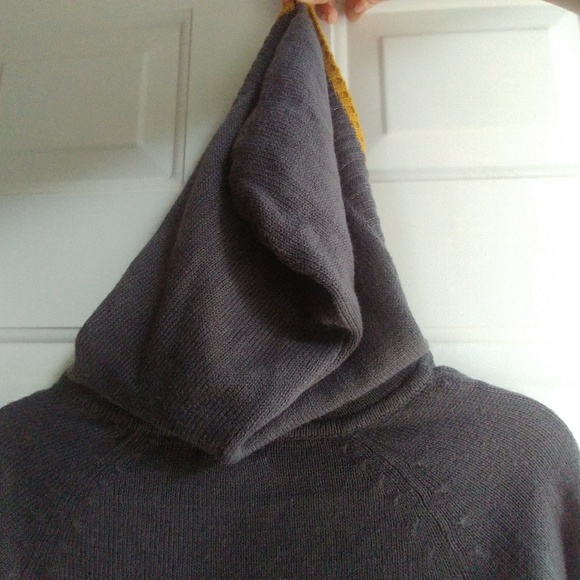 3/$30 Sale+free shipping Grey Hoodie top with a V neck - Picture 5 of 8